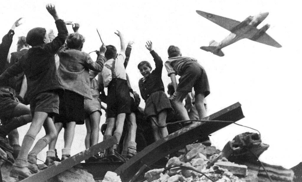1. berlínská krize Za 14 měsíců trvání blokády dopravila letadla do města celkem 2,5 miliónu tun nákladu. V květnu (12.