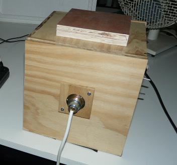 Surface temperature sensor Různé skupiny mohou pracovat s různými modely stejných rozměrů a vytvořených z různých materiálů. Zdroj tepla a sensor budou umístěny, jak bylo zmíněno výše.