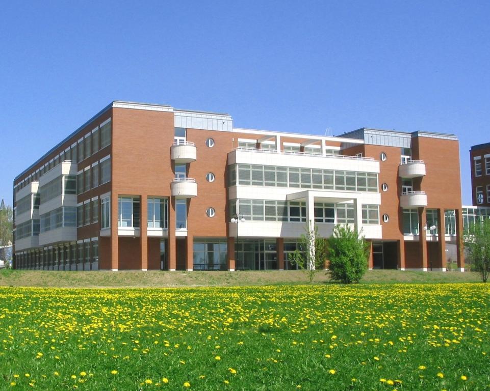 Univerzita Hradec Králové 4 fakulty (PdF, FIM, FF, PřF) + Ústav