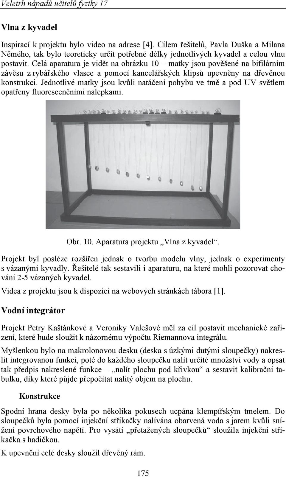 Jednotlivé matky jsou kvůli natáčení pohybu ve tmě a pod UV světlem opatřeny fluorescenčními nálepkami. Obr. 10. Aparatura projektu Vlna z kyvadel.