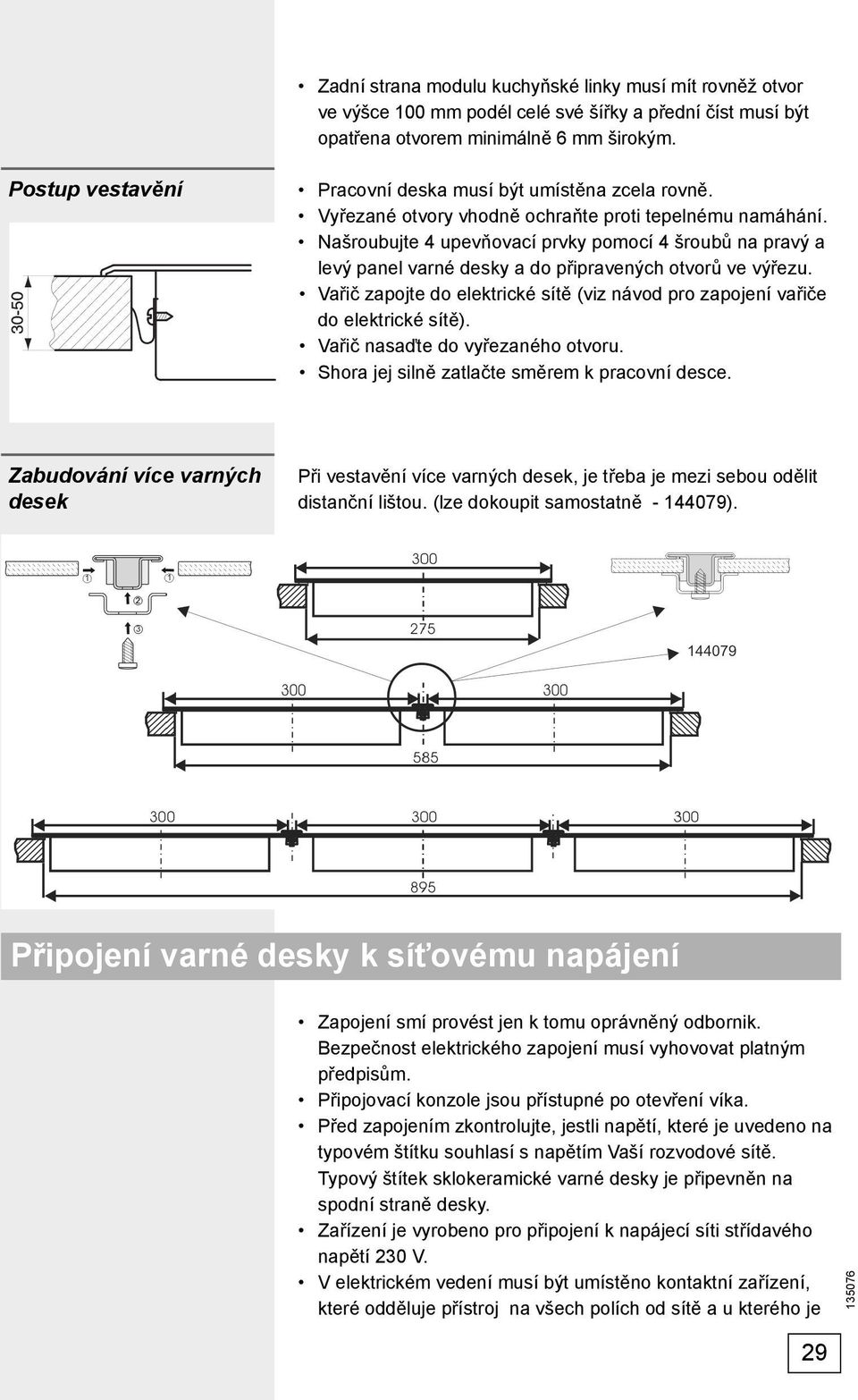 Našroubujte 4 upevňovací prvky pomocí 4 šroubů na pravý a levý panel varné desky a do připravených otvorů ve výřezu.