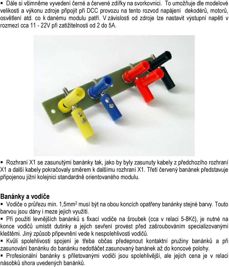 Rozhraní X1 se zasunutými banánky tak, jako by byly zasunuty kabely z předchozího rozhraní X1 a další kabely pokračovaly směrem k dalšímu rozhraní X1.