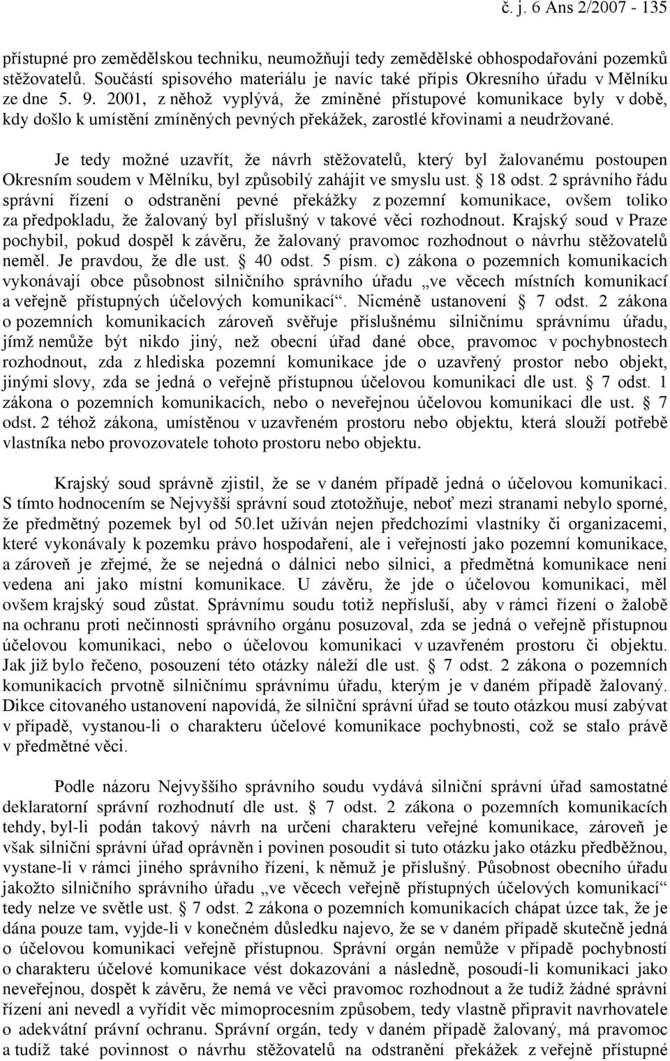 2001, z něhož vyplývá, že zmíněné přístupové komunikace byly v době, kdy došlo k umístění zmíněných pevných překážek, zarostlé křovinami a neudržované.