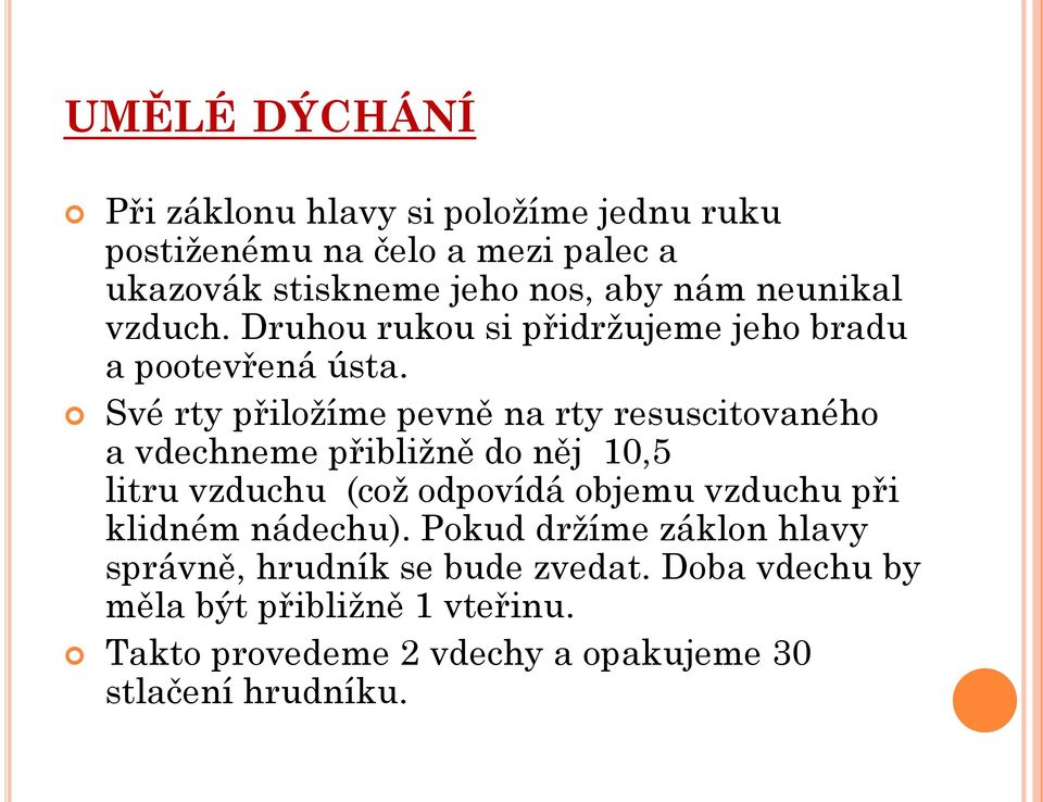 Své rty přiložíme pevně na rty resuscitovaného a vdechneme přibližně do něj 10,5 litru vzduchu (což odpovídá objemu vzduchu při