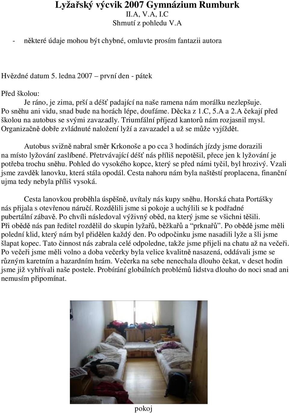 A ekají ped školou na autobus se svými zavazadly. Triumfální píjezd kantor nám rozjasnil mysl. Organizan dobe zvládnuté naložení lyží a zavazadel a už se mže vyjíždt.
