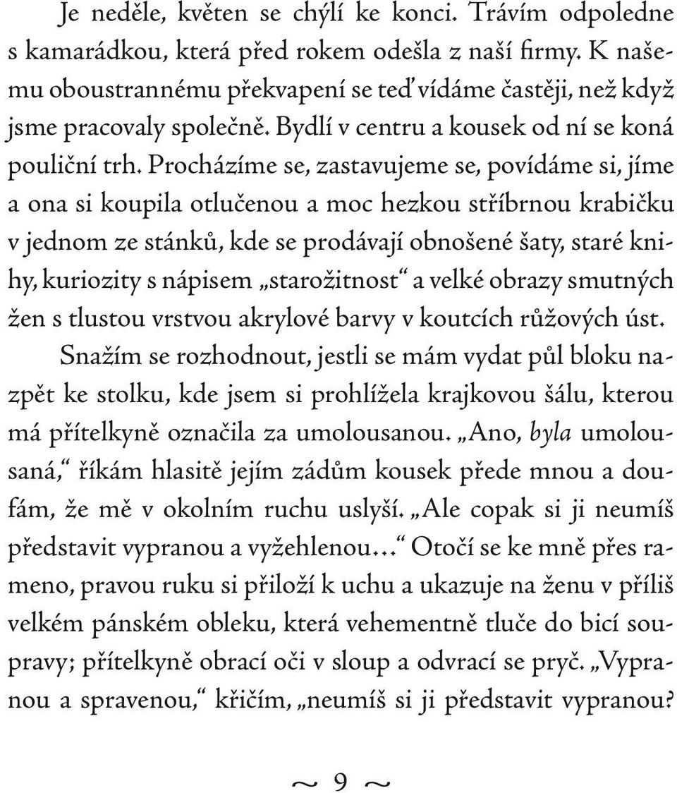 Procházíme se, zastavujeme se, povídáme si, jíme a ona si koupila otlučenou a moc hezkou stříbrnou krabičku v jednom ze stánků, kde se prodávají obnošené šaty, staré knihy, kuriozity s nápisem