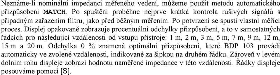 Displej opakovaně zobrazuje procentuální odchylky přizpůsobení, a to v samostatných řádcích pro následující vzdálenosti od vstupu přístroje: 1 m, 2 m, 3 m, 5 m, 7 m, 9 m, 12 m, 15 m