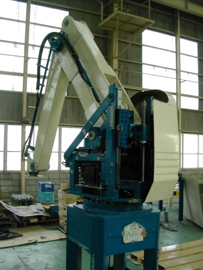 3 Mechanické uspořádání pro pohyb ramena v ose Z Pohony základních tří os jsou umístěny na otočné základně, proto se nezatěžují pohyblivá ramena v