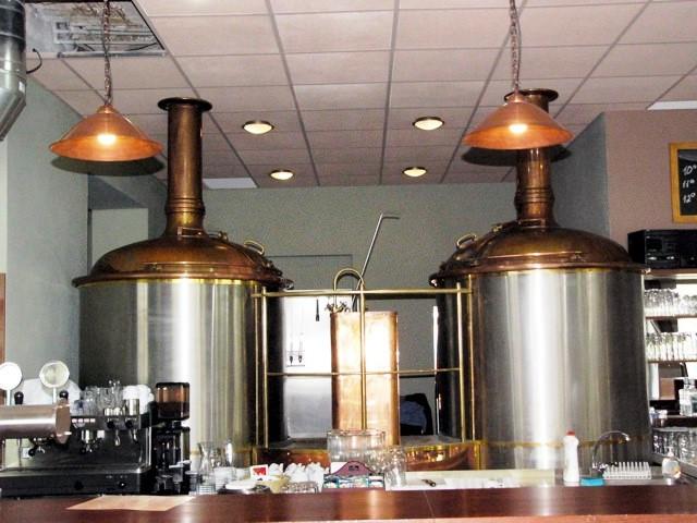 Restaurace s pivovarem, Zlín - ul. 2. května Stručný popis: Předmětem dražby je objekt restaurace s malým pivovarem ve Zlíně - ul. 2. května 2728, jehož součástí je nekompletní technologie pivovaru, včetně pozemků, na kterých se budova nachází a dále vybavení a nábytek restaurace a kuchyně.