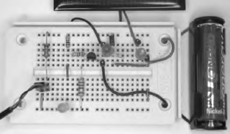 Regulátor nabíjení Komponenty potřebné pro experiment: solární modul, deska spojů, červená LED, elektrolytický kondenzátor 1000 µf, tranzistor T1 2N3906, rezistor 2,2 kω, tlačítko (vyrobené z