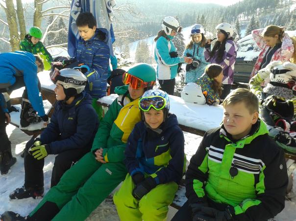 Lyžařský kurz Ve dnech 20. 2. Až 25. 2. 2016 se někteří žáci z naší školy po dlouhé době zúčastnili lyžařského kurzu. Výcvik se konal na Šumavě v obci Zadov.