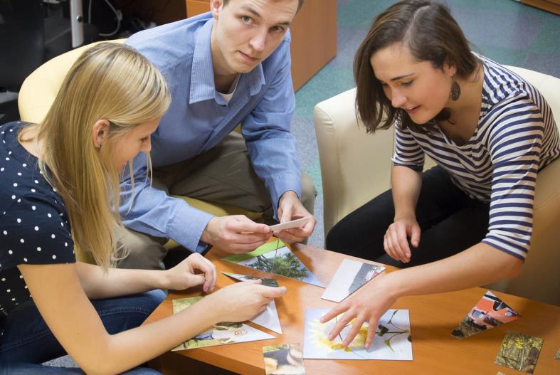 III. TYPY STUDIA A JAK SE K NÁM DOSTAT BAKALÁŘSKÝ STUPEŇ STUDIA V prvním roce studia se výuka zaměřuje na základní disciplíny v psychologii její dějiny,