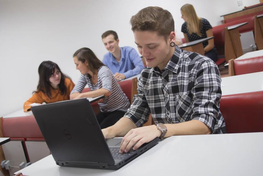 1. VÝCHOVNĚ VZDĚLÁVACÍ OBLAST aneb Vzděláváme Nabízíme bakalářské studium magisterské studium doktorské studium v prezenční i kombinované formě.