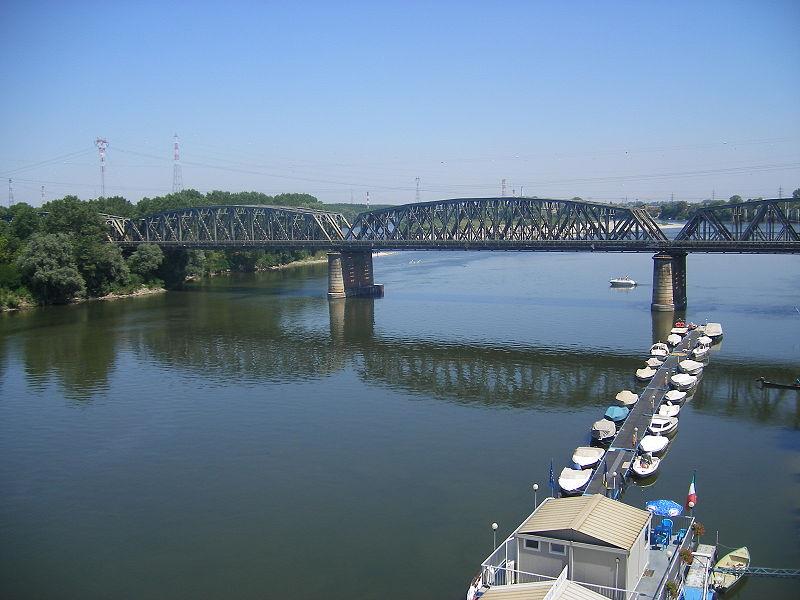 Pád největší řeka v Itálii leží na ní města Turín, Piacenza, Cremona řeka je spojená kanály s Milánem a