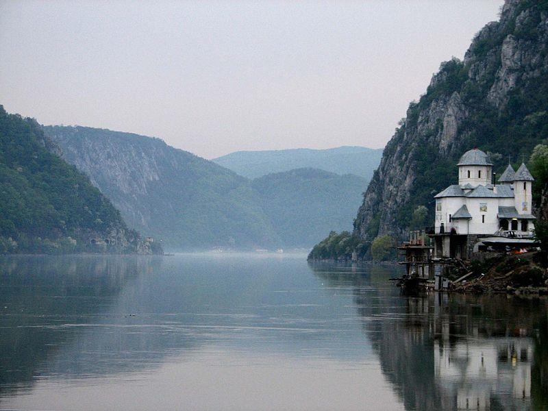Dunaj pramení ve Schwarzwaldu na jihozápadě Německa a ústí mohutnou deltou do Černého moře hraje důležitou roli v říční dopravě mezi střední a jihozápadní Evropou na řece se