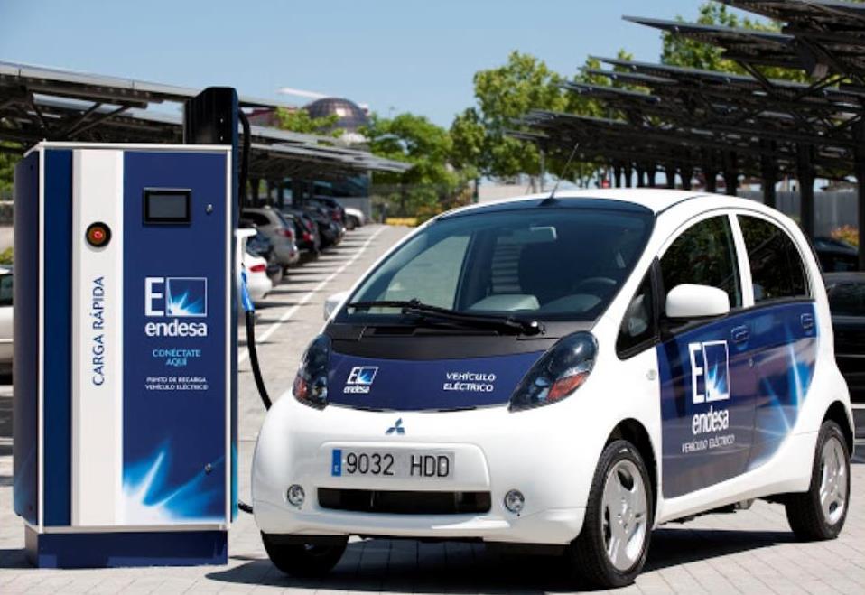 E-mobily jako součást smart city (3) Smart city Malaga (Španělsko) projekt iniciovaný energetickou soplečností Endesa, účast dalších 10 průmyslových partnerů plocha 4 km 2, 11 000 domácností a 1 200