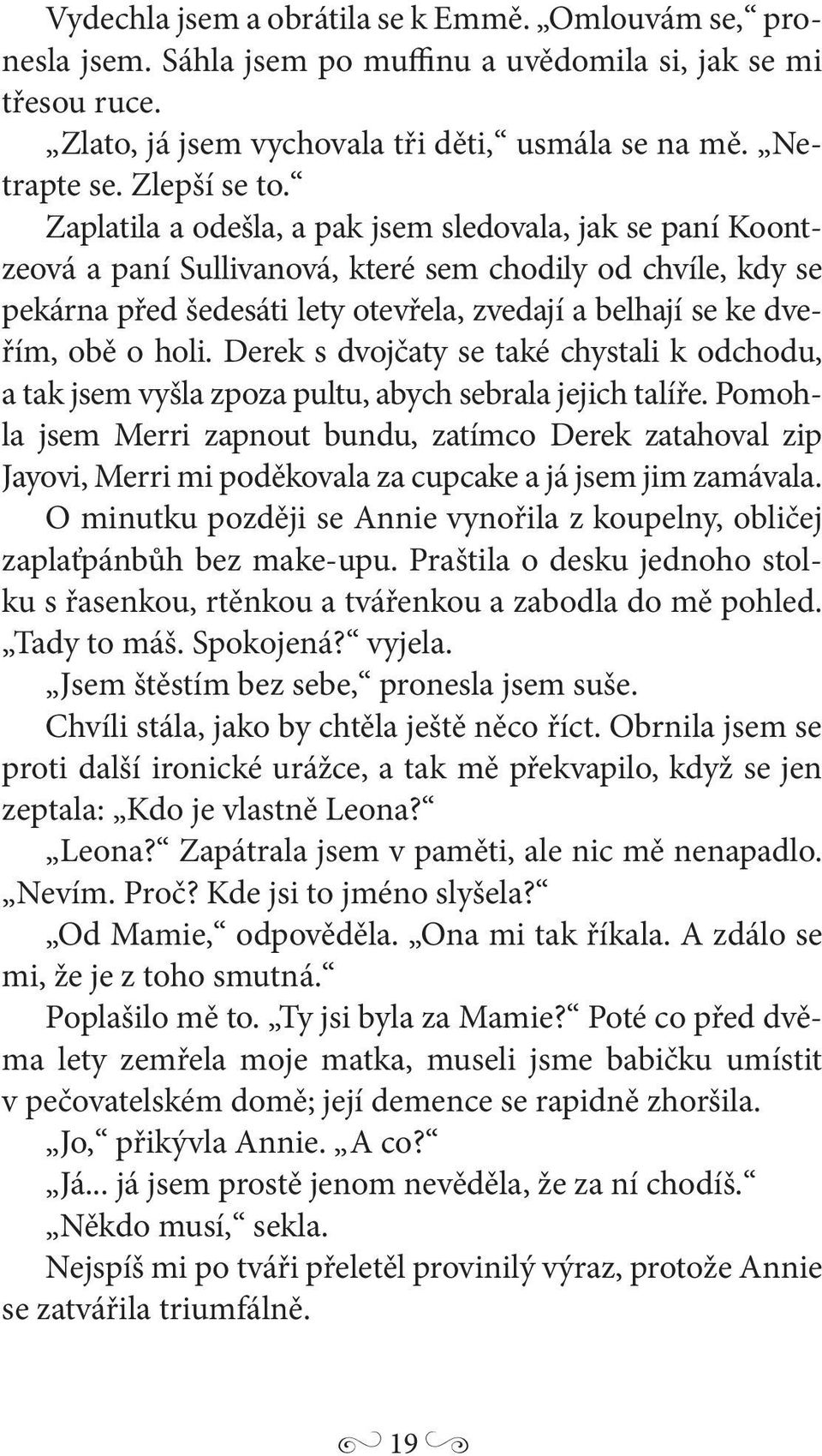 Zaplatila a odešla, a pak jsem sledovala, jak se paní Koontzeová a paní Sullivanová, které sem chodily od chvíle, kdy se pekárna před šedesáti lety otevřela, zvedají a belhají se ke dveřím, obě o