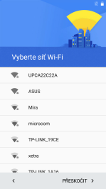 Uvítací obrazovka a prvotní nastavení Při prvním zapnutí nového telefonu nebo po továrním obnovení bude na