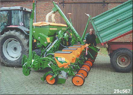 Seřizování 8. Naplňte plnicí trychtýř plnicího šneku, např. ze zásobovacího vozidla (Obr. 200). 9. Hydraulický pohon plnicího šneku vypněte, jakmile se pohotovostní zásobník hnojiva naplní.