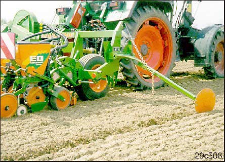 Konstrukční provedení a funkce Příklad: Kotouč dávkující zrna: 30 otvorů Vzdálenost zrn a: 13,9 cm V tabulce (Obr.
