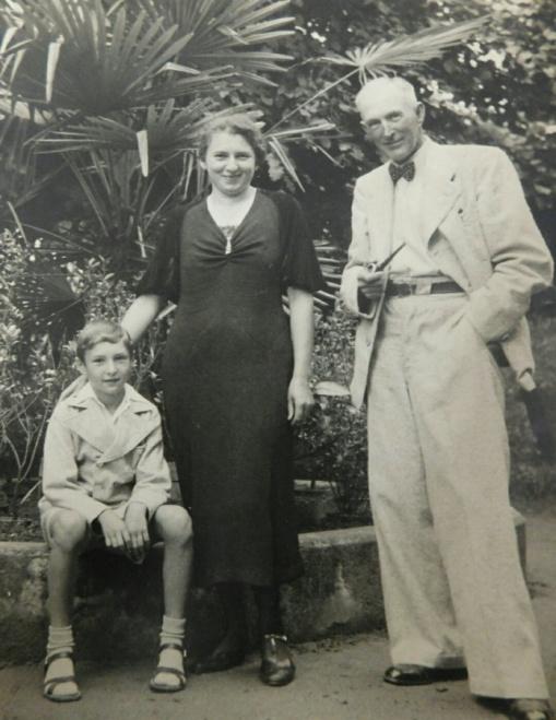 Pan Robert Birnbaum se narodil 20. března roku 1929 v Puklicích u Jihlavy. Rod Birnbaumů pochází ze Zdounek u Kroměříže. Část jeho rodiny ale opustila české luhy a háje, a žije až doposud v Americe.