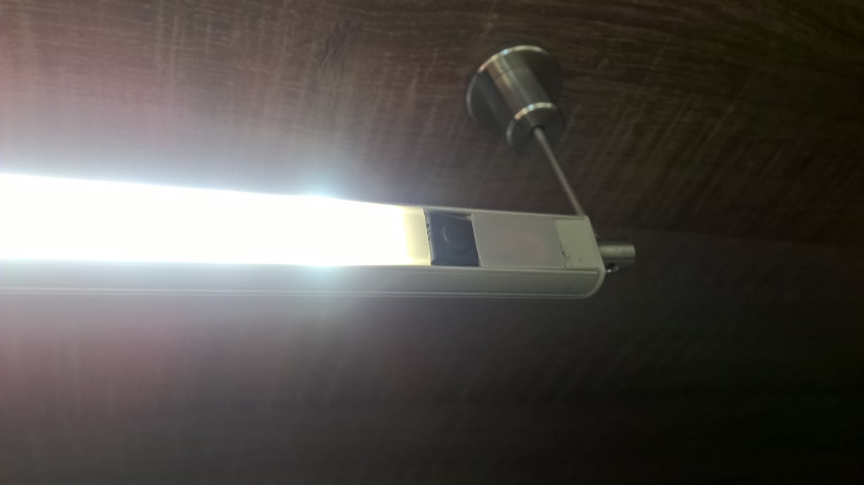 Moderní osvětlení pomocí LED pásků a hliníkového profilu Variant osvětlení pomocí LED pásků je mnoho, záleží na Vás, co Vám se líbí a jaké máte představy.