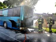 Stránka 7 MĚSTSKÁ POLICIE STOCHOV Z řádků Městské policie Stochov Hořící autobus Během kontrolní činnosti v obci Kačice hlídka MěP Stochov zaregistrovala kolonu stojících vozidel směrem do centra