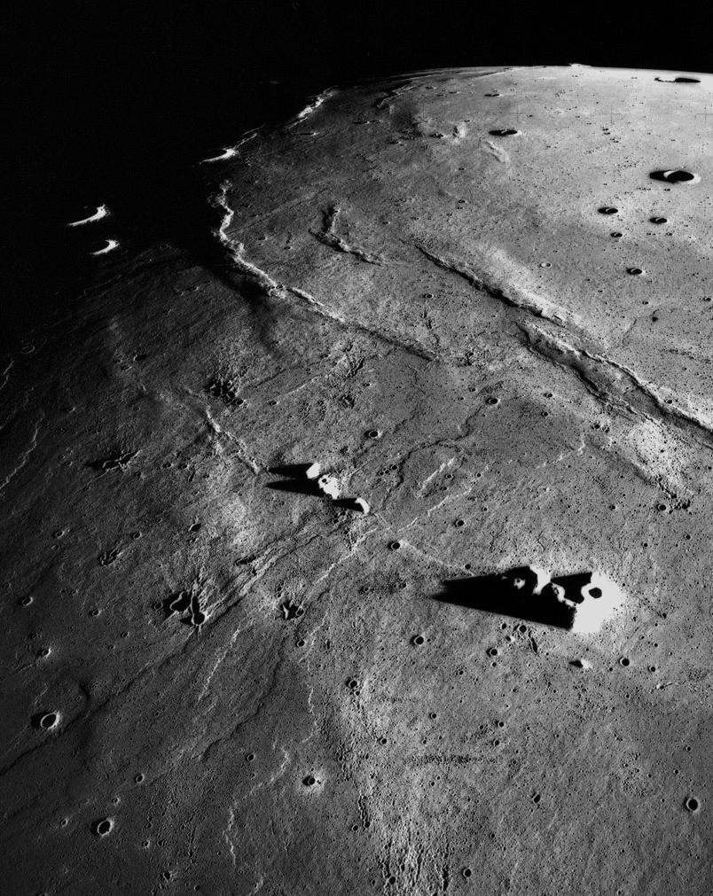 Vulkanismus na Měsíci: lávové příkrovy Astronom Gerard Kuiper už v roce 1953 na základě pozorování s pomocí 2,1 metrového dalekohledu McDonaldovy observatoře (tehdy třetího největšího přístroje na
