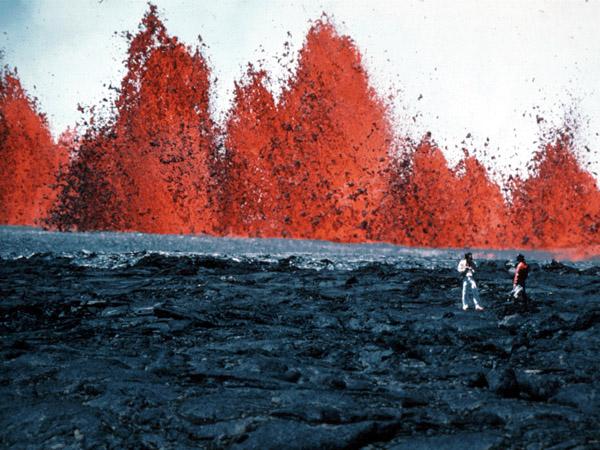 Vulkanismus na Měsíci: brázdy Brázda Hyginus je tvořena množstvím malých kráterů.