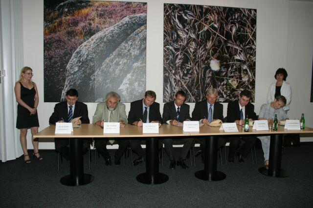 rovněž bezplatná linka pro veřejnost 800 100 584. Obr. 3: Slavnostní podpis Dohody o založení Ekologického centra Kralupy nad Vltavou dne 22.