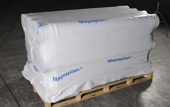 NÁVOD K POUŽITÍ ÚVOD 1. Skladování Role MAPEPLAN PVC-P se dodávají na stavbu na paletách zabalených v bílém polyethylenu.