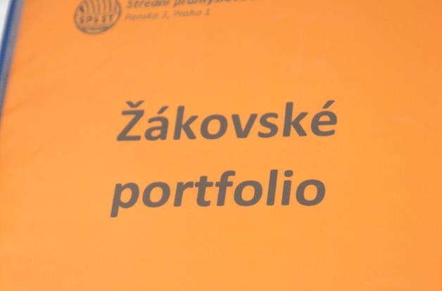 Překážkou plošného zavádění portfoliového hodnocení je především časová náročnost, což v kombinaci s vysokým počtem žáků ve třídách a nedostatečným finančním i morálním ohodnocením odrazuje většinu