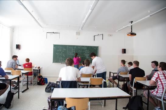 Druhou důležitou formou podpory žáků se speciálními vzdělávacími potřebami, která by měla být zastoupena zejména v práci asistenta pedagoga s žáky se sociálním znevýhodněním, je doučování.