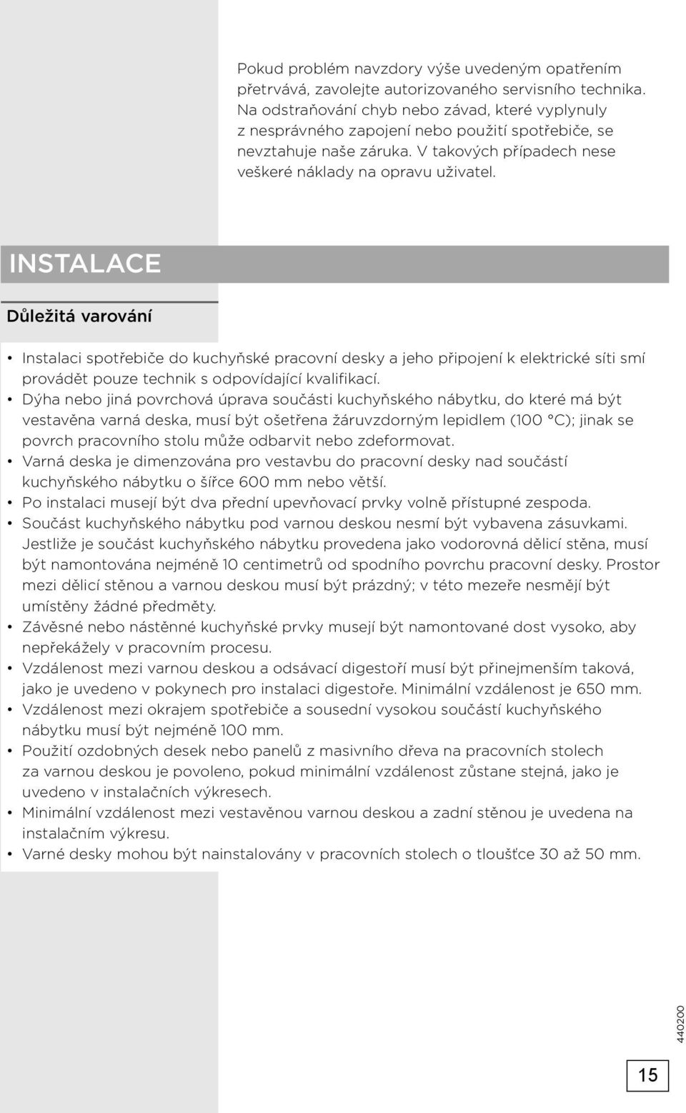 INSTALACE Důležitá varování Instalaci spotřebiče do kuchyňské pracovní desky a jeho připojení k elektrické síti smí provádět pouze technik s odpovídající kvalifikací.