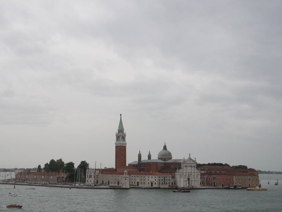 Hned vedle Giudeccy je ještě menší ostrov a kostel (Isola e