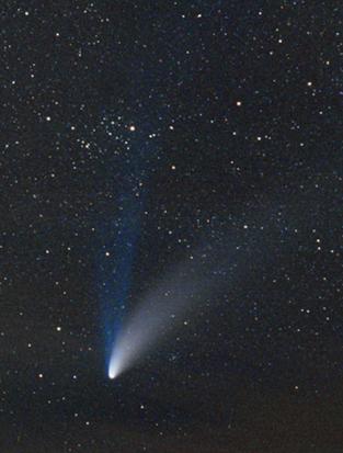 Chvosty komety Plazmový chvost: Je složen převážně z plynů, je úzký, přímý a mívá namodralou barvu. Září převážně díky ionizací.