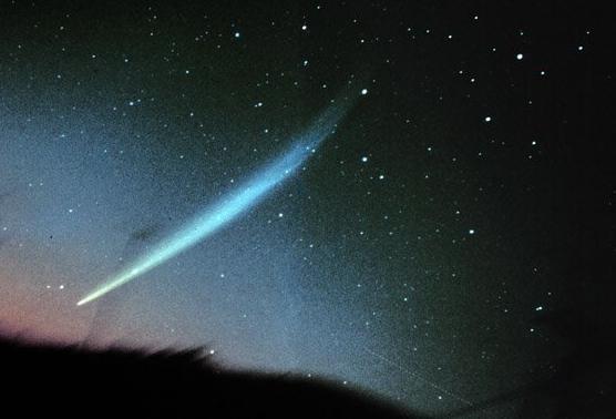 Sungrazing comets Na snímcích slunečních sond SOHO a STEREO bylo objeveno už 1916 komet, které prolétly nebo zanikly v těsné blízkosti Slunce (perihel je nižší než setina AU).