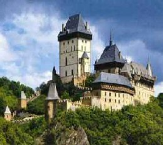 Karlštejn Karlštejn nechal postavit Karel IV. jako klenotnici. Byly v něm uloženy korunovační klenoty Svaté říše římské a později i česká Svatováclavská koruna. Poklad byl umístěn v kapli sv.