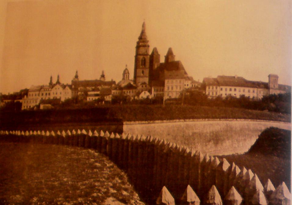 Venuta kolem r. 1810 (Jiří Döbler) a pohled od západu v r. 1866.