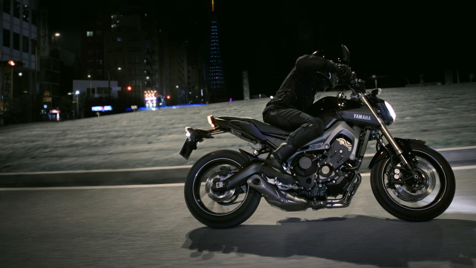 Objevte svou temnou stránku Yamaha MT-09 představuje zcela novou koncepci v konstrukci sportovních motocyklů.