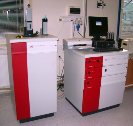 Popis MPMS XL-7 SQUID magnetometru od firmy Quantum Design Přístroj pracuje v automatickém režimu řízeném pomocí PC a programu MultiVu v rozsahu teplot od 1,9 až 400 K (s použitím pícky pak až do 800