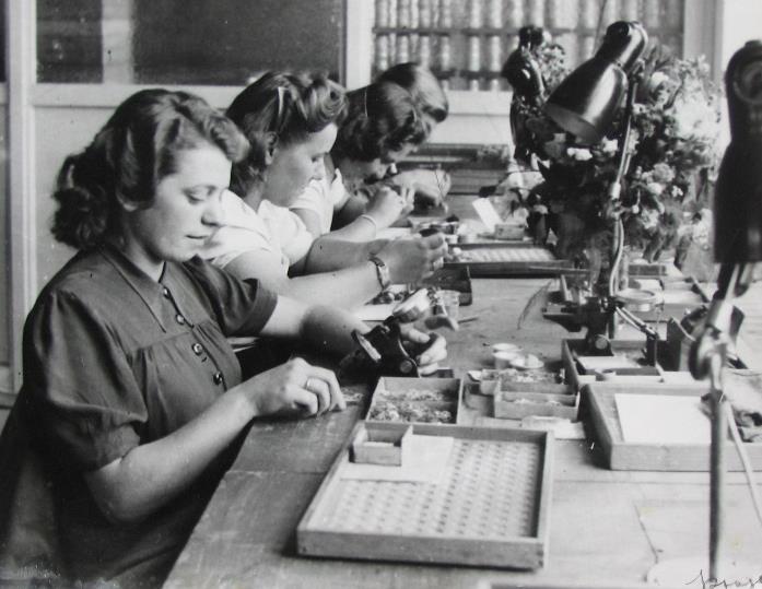 Zaměstnanci byli pro muniční výrobu vybíráni už v roce 1941. Oficiálně byla výroba zahájena 29. června 1942.