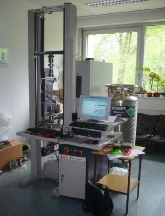 UTB ve Zlíně, Fakulta technologická 65 9 CHARAKTERISTIKY ZKUŠEBNÍCH STROJŮ Měření bylo provedeno na zkušebním stroji ZWICK 1456.