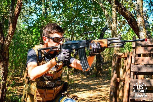 Zbraně střílí rovně a díky seřiditelnému hop-up mechanismu i daleko.