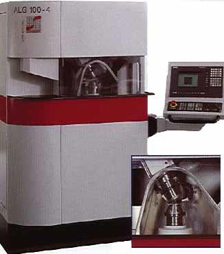 Důležitá je technologie CNC broušení a leštění (vlevo CNC stroj Schneider).
