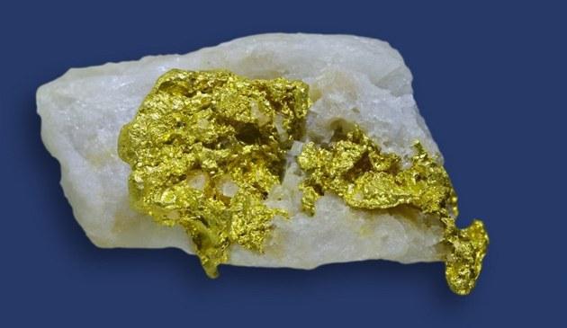 ZLATO - práce s učebnicí str. 74 1. Charakterizujte vlastnosti zlata: Barva: Fyzikální vlastnosti: Chemická odolnost: Vodivost: 2. V jaké formě se zlato nachází v přírodě? 3.