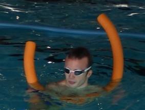 PLAVÁNÍ S ARNYM Náš kamarád paralympionik Arny Petráček nám při poslední návštěvě v Centru slíbil, že nás naučí různé fígle při plavání. Sešli jsme se s ním tedy v plaveckém bazénu v Prachaticích.