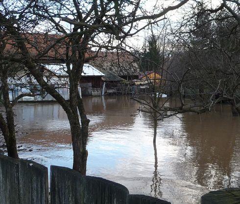 Inundačné územie V inundačnom území je zakázané umiestňovať a) bytové budovy, b) nebytové budovy okrem ubytovacích zariadení na krátkodobé pobyty, ktoré nezhoršia odtok povrchových vôd, chod ľadov