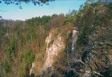 ostrou, často skalnatou vrcholovou část (např. Babí lom). 20.