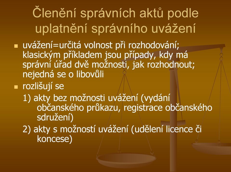 rozhodnout; nejedná se o libovůli rozlišují se 1) akty bez možnosti uvážení (vydání